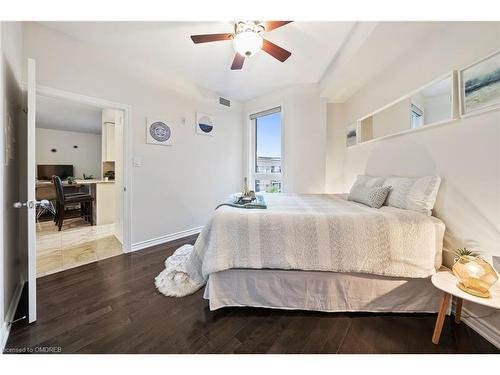 420-5327 Upper Middle Road, Burlington, ON - Indoor Photo Showing Bedroom