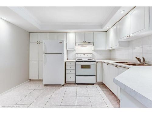 402-5070 Pinedale Avenue, Burlington, ON - Indoor Photo Showing Kitchen With Double Sink