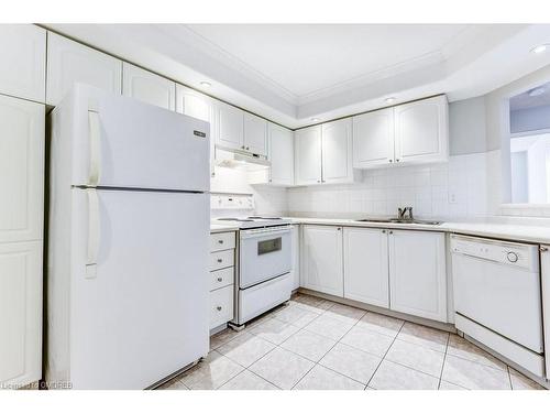 402-5070 Pinedale Avenue, Burlington, ON - Indoor Photo Showing Kitchen