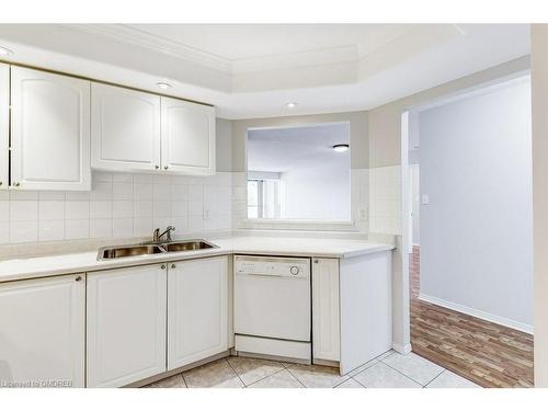 402-5070 Pinedale Avenue, Burlington, ON - Indoor Photo Showing Kitchen With Double Sink