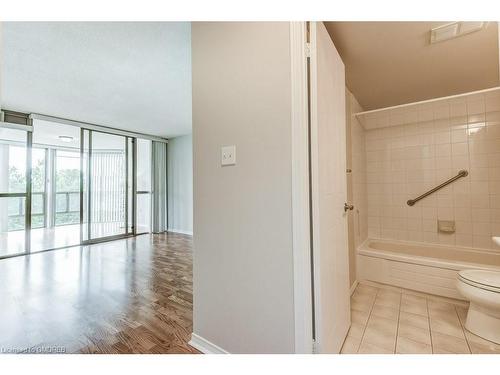 402-5070 Pinedale Avenue, Burlington, ON - Indoor Photo Showing Bathroom