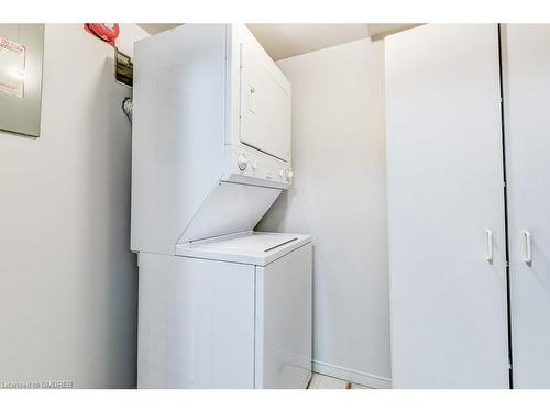 402-5070 Pinedale Avenue, Burlington, ON - Indoor Photo Showing Laundry Room