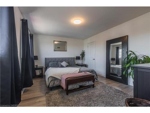 202-6591 Montrose Road, Niagara Falls, ON - Indoor Photo Showing Bedroom