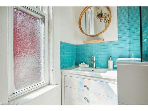 18 Earnbridge Street, Toronto, ON - Indoor Photo Showing Bathroom