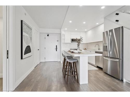 417-185 Robinson Street, Oakville, ON - Indoor Photo Showing Kitchen With Stainless Steel Kitchen With Upgraded Kitchen