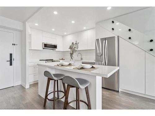 417-185 Robinson Street, Oakville, ON - Indoor Photo Showing Kitchen With Upgraded Kitchen