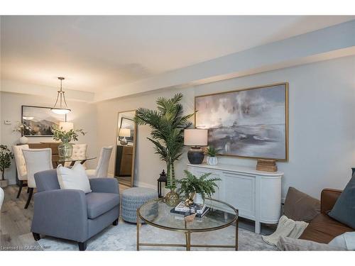 106-3058 Sixth Line, Oakville, ON - Indoor Photo Showing Living Room