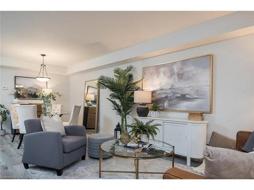 106-3058 Sixth Line, Oakville, ON - Indoor Photo Showing Living Room