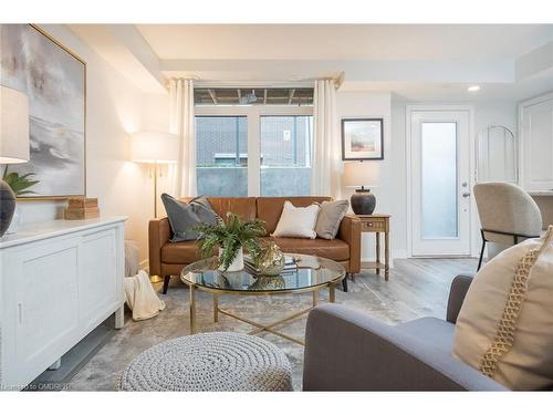 106-3058 Sixth Line, Oakville, ON - Indoor Photo Showing Living Room