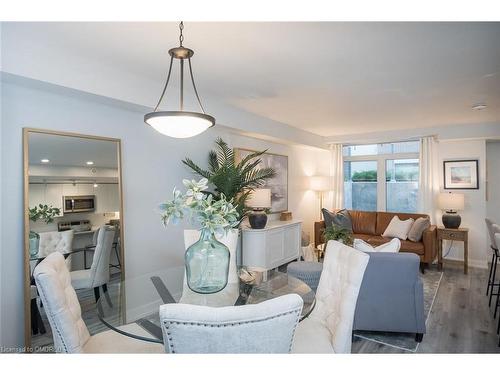 106-3058 Sixth Line, Oakville, ON - Indoor Photo Showing Living Room