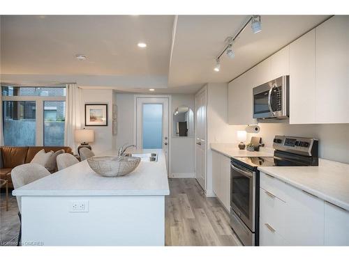 106-3058 Sixth Line, Oakville, ON - Indoor Photo Showing Kitchen