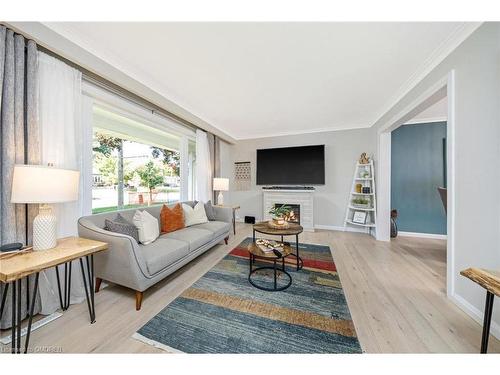 349 Delrex Boulevard, Halton Hills, ON - Indoor Photo Showing Living Room