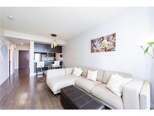 710-1055 Southdown Road, Mississauga, ON - Indoor Photo Showing Living Room