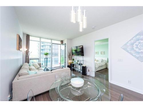 710-1055 Southdown Road, Mississauga, ON - Indoor Photo Showing Living Room