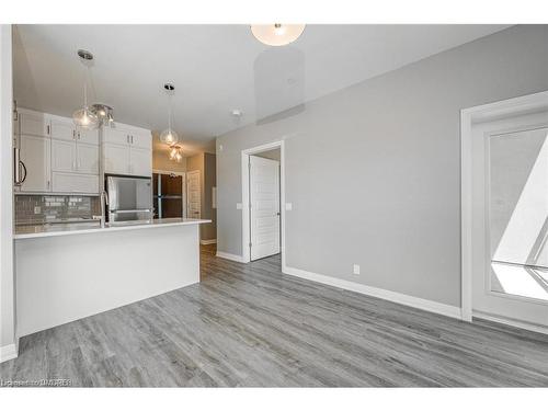 417-102 Grovewood Common, Oakville, ON - Indoor Photo Showing Kitchen