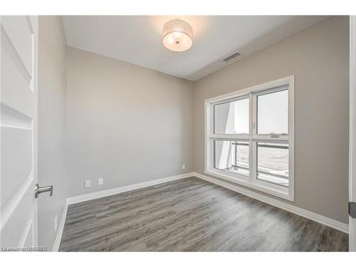 417-102 Grovewood Common, Oakville, ON - Indoor Photo Showing Other Room