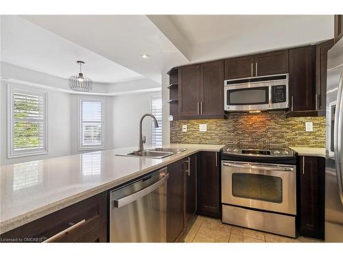 38-2614 Dashwood Drive, Oakville, ON - Indoor Photo Showing Kitchen With Stainless Steel Kitchen With Double Sink With Upgraded Kitchen