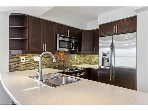 38-2614 Dashwood Drive, Oakville, ON - Indoor Photo Showing Kitchen With Stainless Steel Kitchen With Double Sink With Upgraded Kitchen