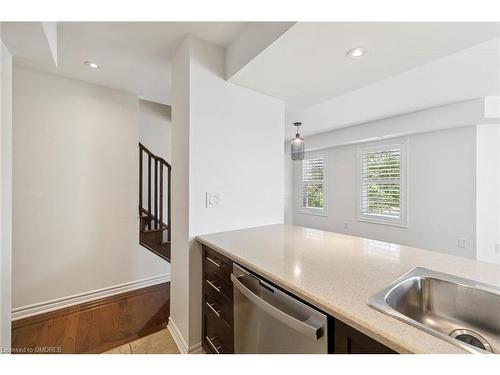 38-2614 Dashwood Drive, Oakville, ON - Indoor Photo Showing Kitchen