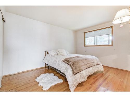 1324 Odessa Crescent, Oakville, ON - Indoor Photo Showing Bedroom