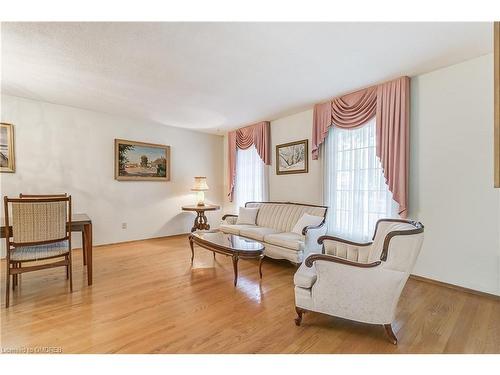 1324 Odessa Crescent, Oakville, ON - Indoor Photo Showing Living Room