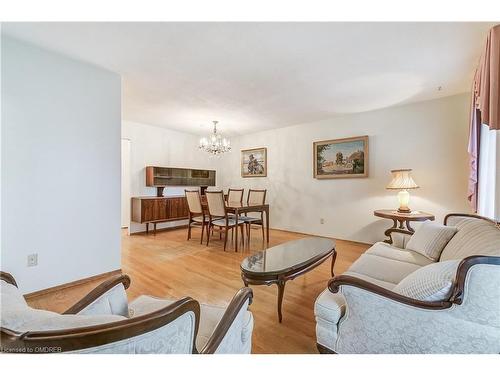 1324 Odessa Crescent, Oakville, ON - Indoor Photo Showing Living Room