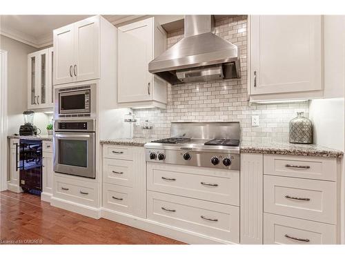 15-2400 Neyagawa Boulevard, Oakville, ON - Indoor Photo Showing Kitchen With Upgraded Kitchen