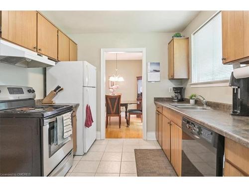 468 Anthony Drive, Oakville, ON - Indoor Photo Showing Kitchen With Double Sink