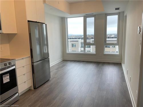 401-1440 Clarriage Court, Milton, ON - Indoor Photo Showing Kitchen