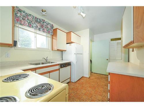 1895 Reiss Court, Mississauga, ON - Indoor Photo Showing Kitchen With Double Sink