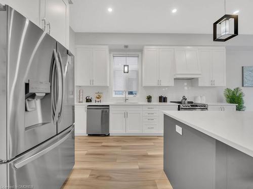 80 Arlington Parkway, Paris, ON - Indoor Photo Showing Kitchen With Upgraded Kitchen