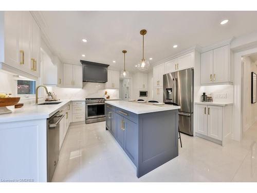 2050 Saint Andrews Place, Mississauga, ON - Indoor Photo Showing Kitchen With Upgraded Kitchen