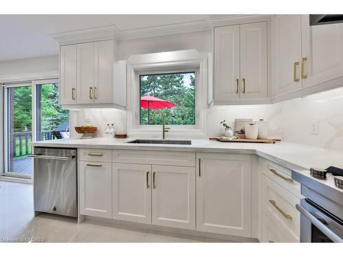 2050 Saint Andrews Place, Mississauga, ON - Indoor Photo Showing Kitchen With Upgraded Kitchen