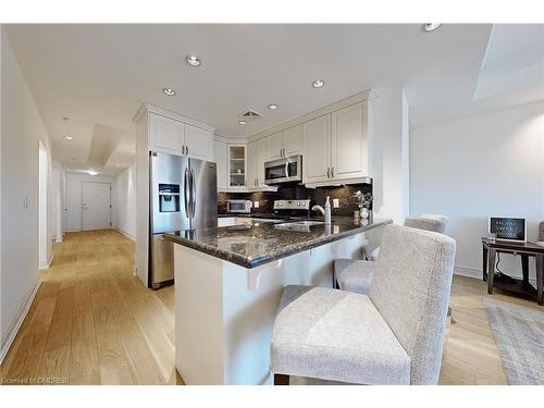 304-205 Lakeshore Road W, Oakville, ON - Indoor Photo Showing Kitchen With Stainless Steel Kitchen With Double Sink With Upgraded Kitchen