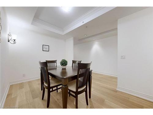 304-205 Lakeshore Road W, Oakville, ON - Indoor Photo Showing Dining Room