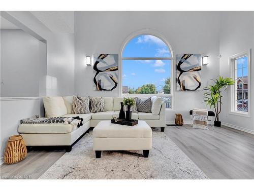 513 Britannia Avenue, Oshawa, ON - Indoor Photo Showing Living Room