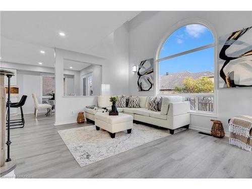 513 Britannia Avenue, Oshawa, ON - Indoor Photo Showing Living Room