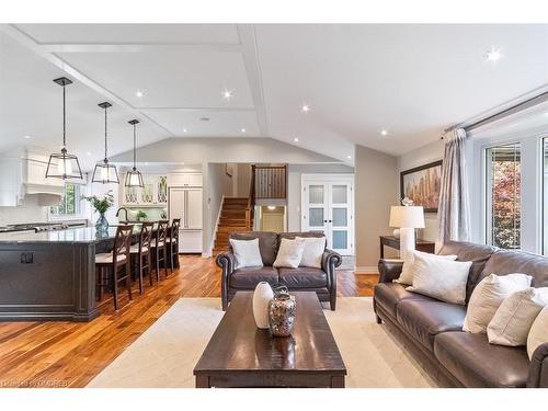 1381 Beemer Avenue, Mississauga, ON - Indoor Photo Showing Living Room