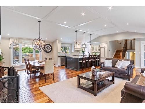 1381 Beemer Avenue, Mississauga, ON - Indoor Photo Showing Living Room