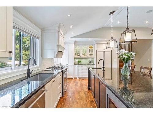 1381 Beemer Avenue, Mississauga, ON - Indoor Photo Showing Kitchen With Upgraded Kitchen