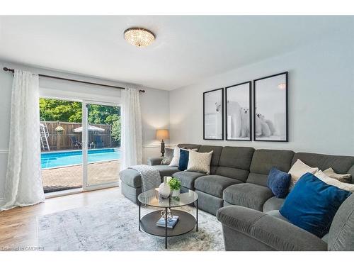 1381 Beemer Avenue, Mississauga, ON - Indoor Photo Showing Living Room