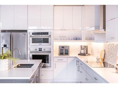 1456 Ford Strathy Crescent, Oakville, ON - Indoor Photo Showing Kitchen With Double Sink With Upgraded Kitchen