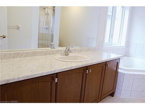 76 Cooke Ave, Brantford, ON - Indoor Photo Showing Bathroom