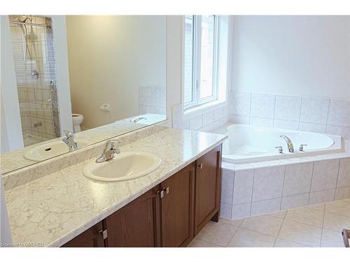 76 Cooke Ave, Brantford, ON - Indoor Photo Showing Bathroom