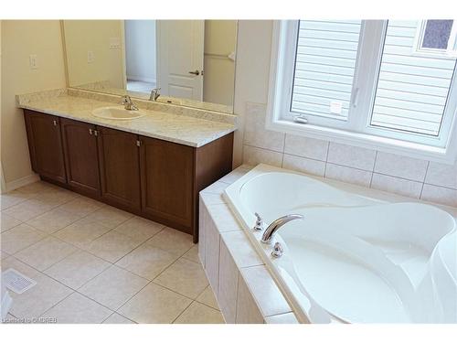 76 Cooke Ave, Brantford, ON - Indoor Photo Showing Bathroom