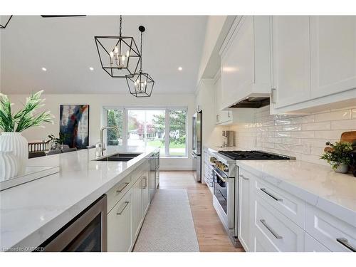 1195 Willowbrook Drive, Oakville, ON - Indoor Photo Showing Kitchen With Double Sink With Upgraded Kitchen