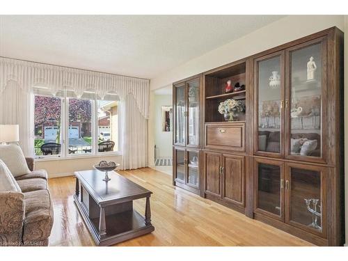 4135 Independence Avenue, Mississauga, ON - Indoor Photo Showing Living Room