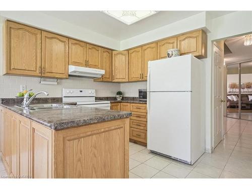 4135 Independence Avenue, Mississauga, ON - Indoor Photo Showing Kitchen With Double Sink