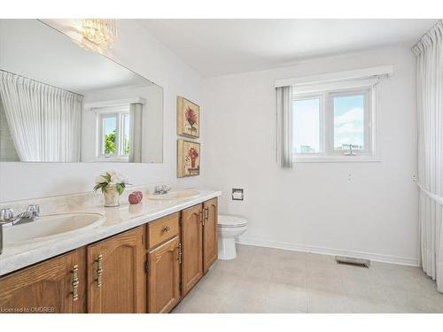 4135 Independence Avenue, Mississauga, ON - Indoor Photo Showing Bathroom