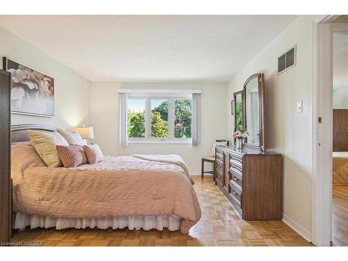 4135 Independence Avenue, Mississauga, ON - Indoor Photo Showing Bedroom